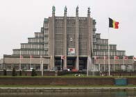 Baksteen in de maag doet crisis vergeten