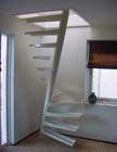 De ruimtebesparende trap: een kunstwerk op 1m2