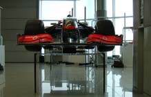 Stunt op Interieur 2010: Formule 1-wagen op 2 mm dikke tafel