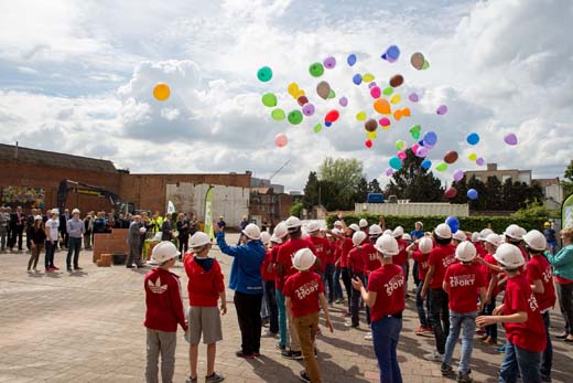 Kris Peeters en Pascal Smet leggen eerste steen Sint-Eduardus