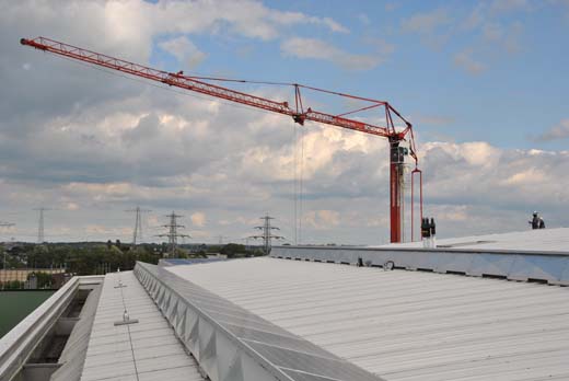 Panelen gehesen op zonnecentrale Groningen