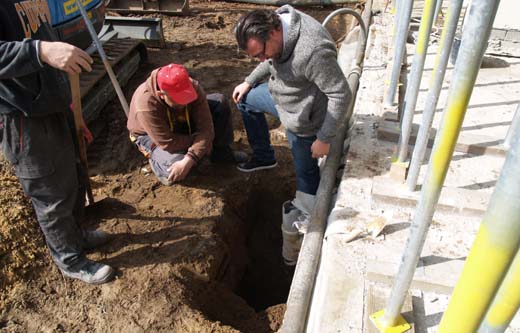 De eerste onderschoeiing is met de hand gegraven