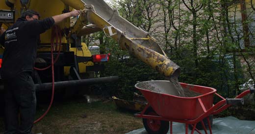 Beton storten voor de onderschoeiing