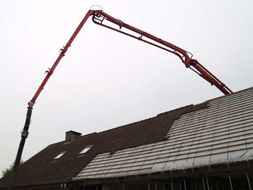 Keldermuren storten met behulp van een betonpomp