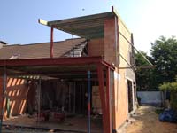 De bouw van een nieuw hellend dak