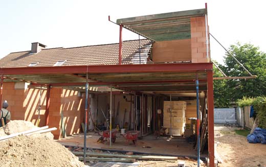 De bouw van het nieuwe hellende dak