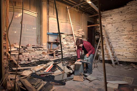 Marjan Teeuwen aan het werk aan ‘Verwoest Huis Leiden’ (2015). Foto: Rob Overmeer