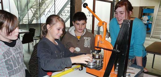 Kinderen op Kazou-vakantie maken kennis met bouwberoepen