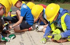 Kinderen op Kazou-vakantie maken kennis met bouwberoepen