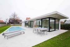 Mijn Huis Mijn Architect: Woning met poolhouse in Assebroek