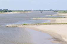 Extreem laagwater maakt scheepvaart via de Rijn duurder voor de bouw