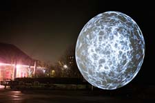 Enorm lichtobject ‘The Sphere III’ te zien in Westerpark Amsterdam