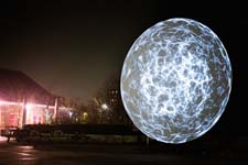 Enorm lichtobject ‘The Sphere III’ te zien in Westerpark Amsterdam