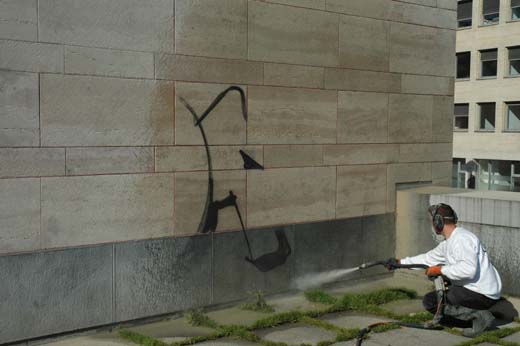 Tags en graffiti worden verwijderd op de Kunstberg in Brussel