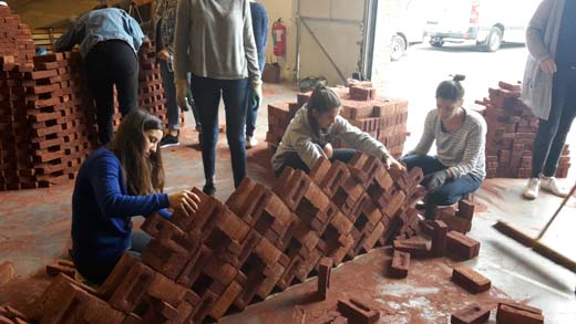 Studenten architectuur zetten baksteen naar hun hand