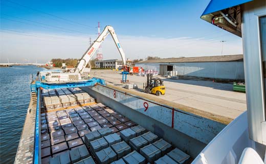 Werken Wilfordkaai bevoorraad vanop het water