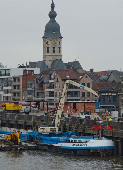 Werken Wilfordkaai bevoorraad vanop het water