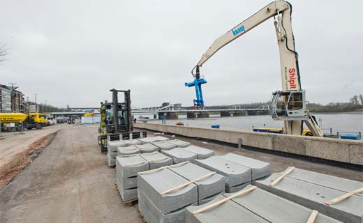 Werken Wilfordkaai bevoorraad vanop het water