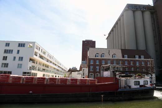 Binnenschepen voeren bouwmaterialen aan