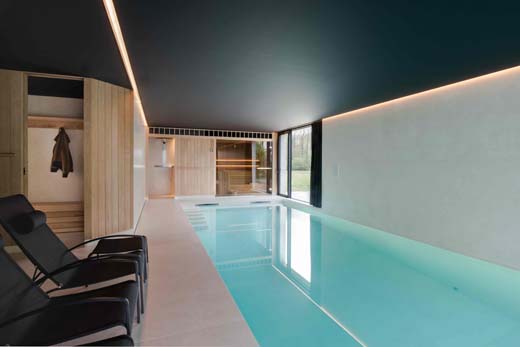 Binnenzwembad, sauna en spa worden één dankzij grootformaat tegels