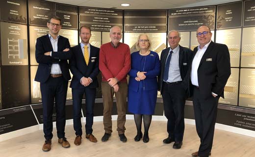 De Isolatie Raad zet Herman Raes in de bloemetjes