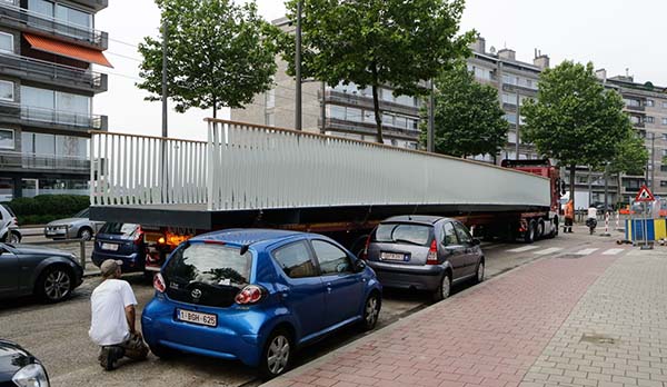 Specialisten plaatsen eerste composietbrug van stad Antwerpen