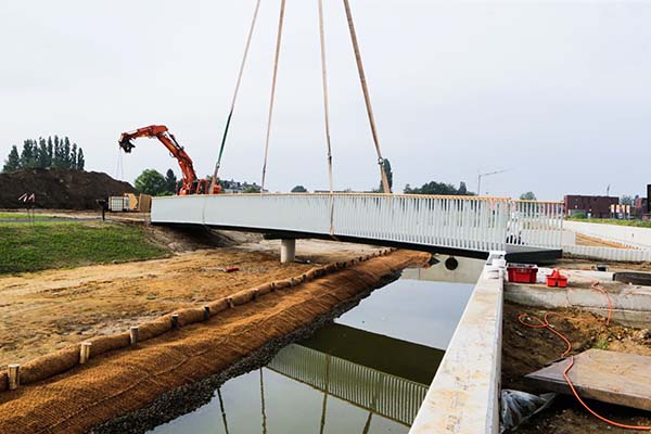 Specialisten plaatsen eerste composietbrug van stad Antwerpen