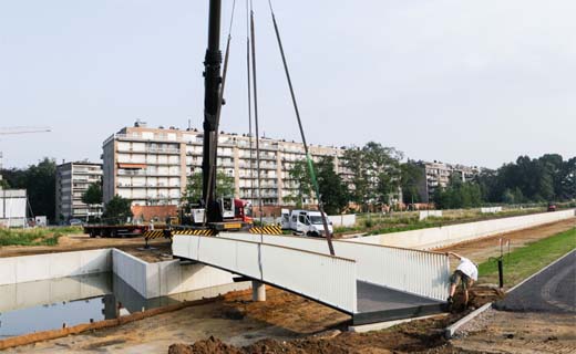 Specialisten plaatsen eerste composietbrug van stad Antwerpen