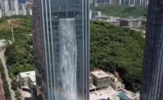 Waterval van 108 meter uit wolkenkrabber in China