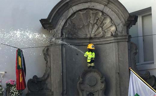 Manneken Pis dankzij Confederatie Bouw bouwvakker geworden