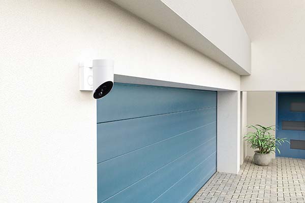 De Somfy Outdoor Camera beveiligt en schrikt af rondom het huis