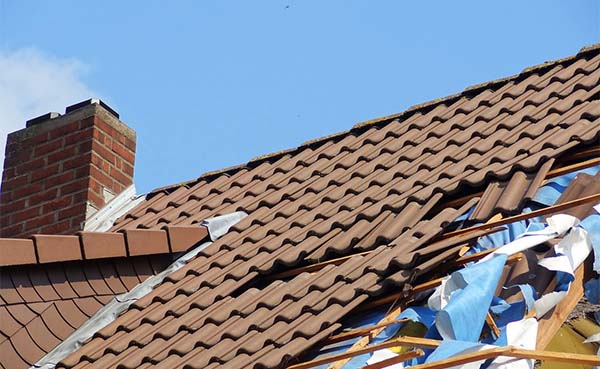 Aannemers-krijgen-massaal-veel-oproepen-om-stormschade-te-herstellen