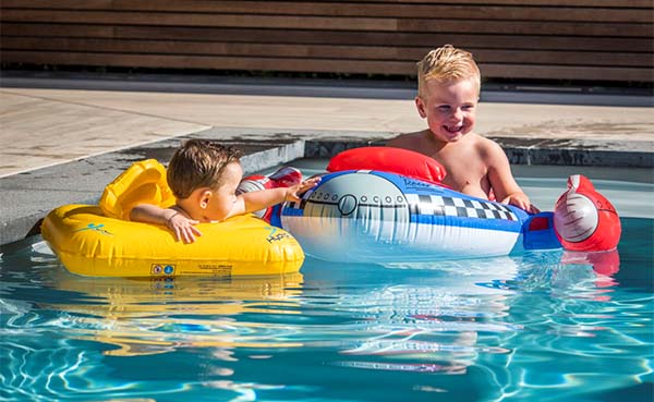6 op 10 zwembadeigenaars koopt zwembad om gezinsbeleving te bevorderen