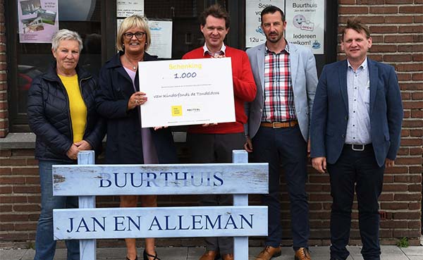 Recticel-Insulation-overhandigt-cheque-van-E1000-aan-vzw-Kinderfonds-de-Tondeldoos