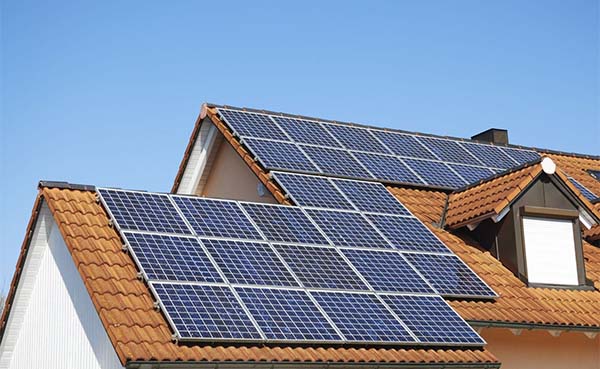 Ondanks-corona-overweegt-helft-Vlaamse-huiseigenaars-zonnepanelen