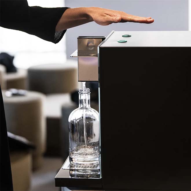 Touchless bruiswater uit de kraan