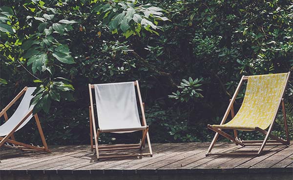 Ligstoelen en houten tuinsets: de perfecte combi voor een zalige zomer!