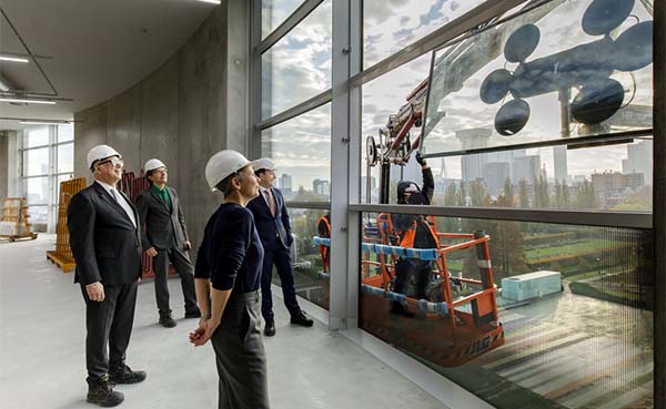 Laatste glaspaneel op gevel Depot Boijmans Van Beuningen