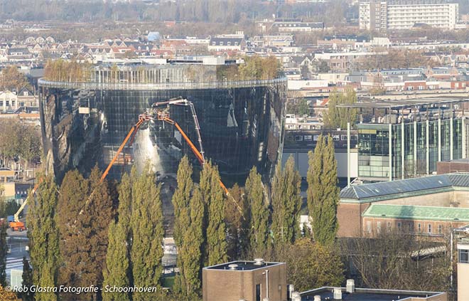 Laatste glaspaneel op gevel Depot Boijmans Van Beuningen