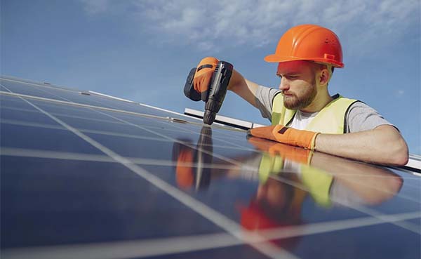 Zelf-zonnepanelen-plaatsen-hoe-doe-je-dat