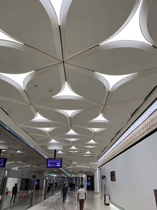 Hunter Douglas Architectural creëert een complex bloemenplafond voor Qatar Metro