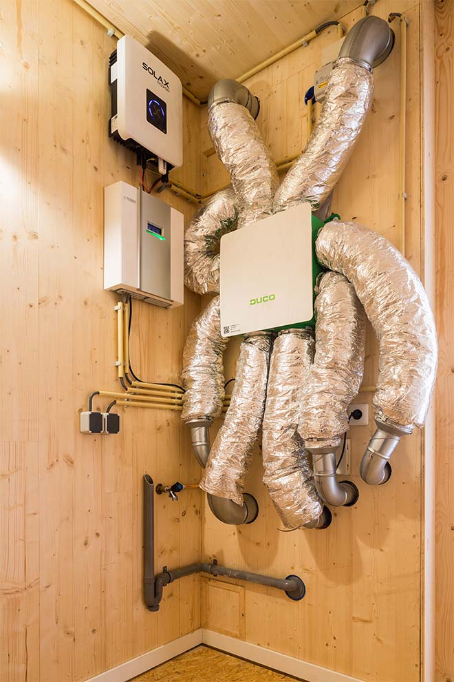 Volledig remontabele houten huizen met vraaggestuurde ventilatie