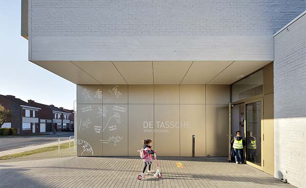 Een heldere onthaalzone voor basisschool De Tassche met Rockpanel Metals