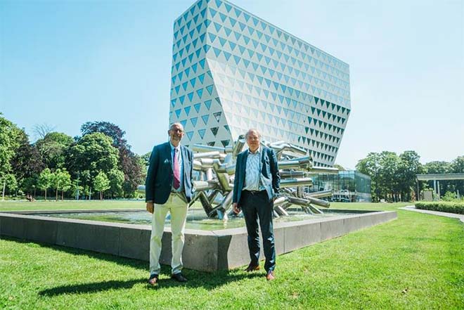 Fontein Pol Bury is blikvanger in tuin provinciehuis