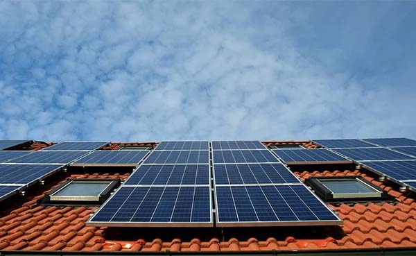 Dit-zijn-de-voordelen-en-nadelen-van-zonnepanelen-op-je-dak