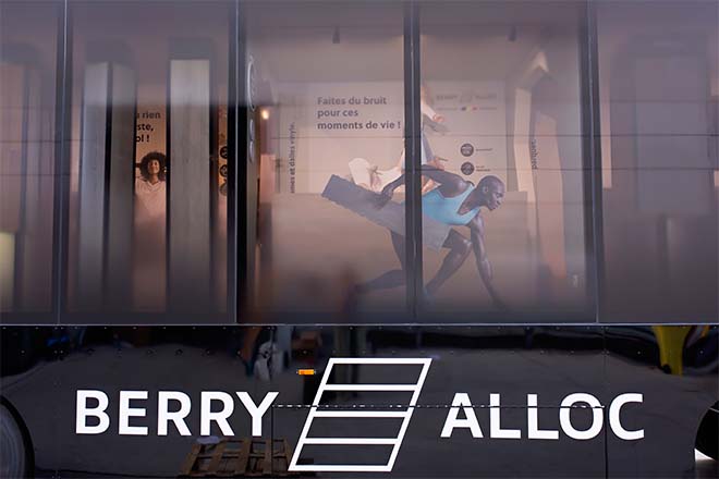 Vloerenfabrikant BerryAlloc doorkruist Europa met showroom op wielen