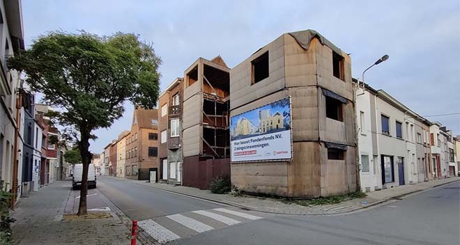 Kartonnen huis in Kortrijk wordt gerenoveerd 