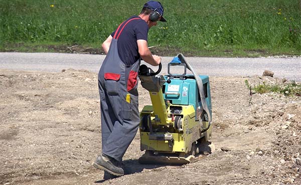 Met-een-trilplaat-heb-je-zo-een-vlakke-grond