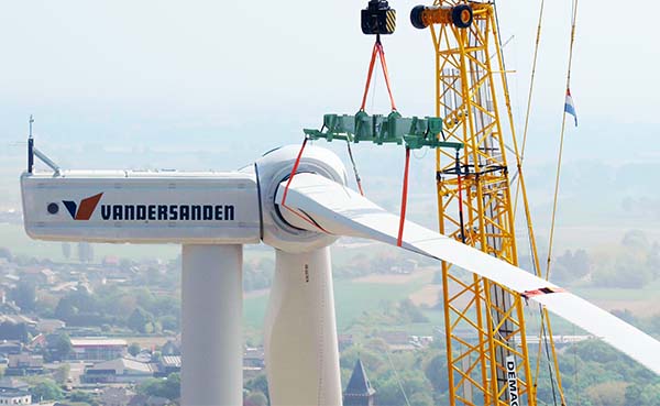 Baksteenproducent Vandersanden plaatst eerste eigen windturbine in Lanklaar