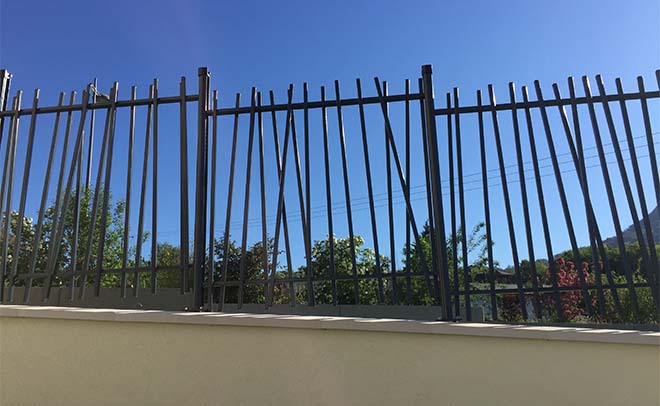Installare una recinzione quando il tuo giardino è in pendenza o varia in altezza